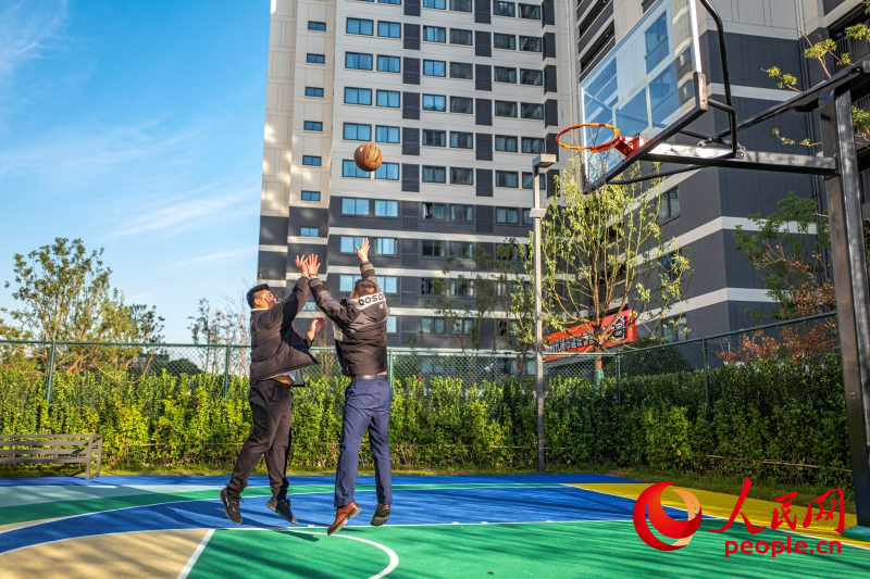 工作之余，张颂蔚（右）喜欢与室友打打篮球。人民网记者 王初摄